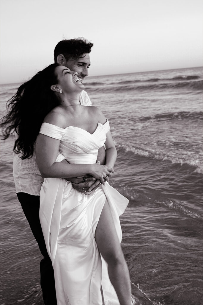 Pareja de novios feliz en la playa durante su reportaje de boda en cádiz