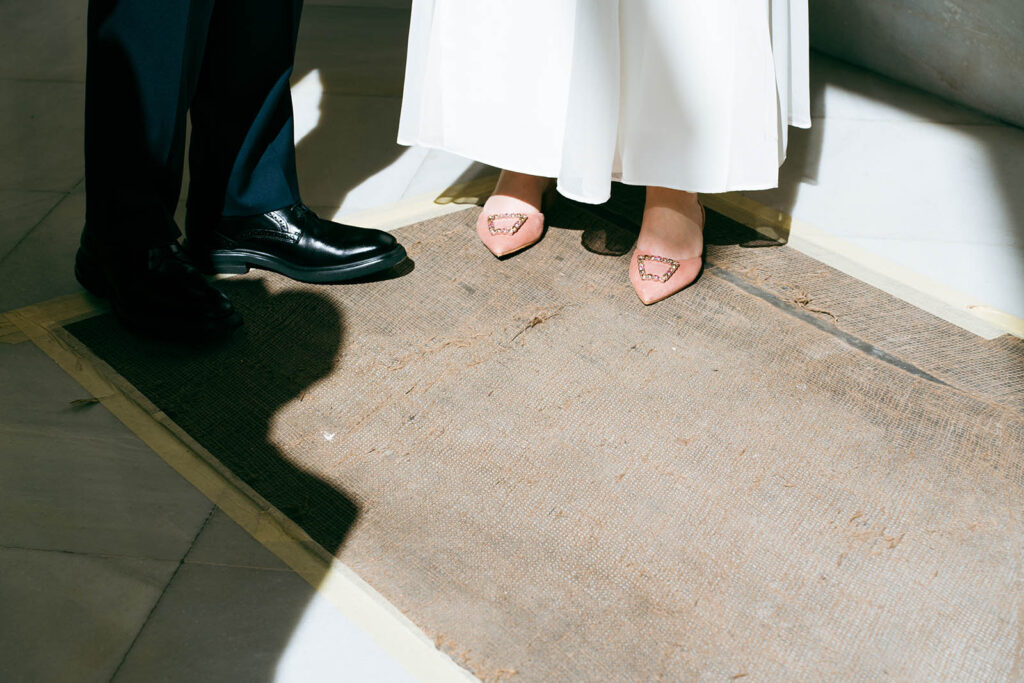 novios caminando juntos después de la ceremonia fotografía natural de boda