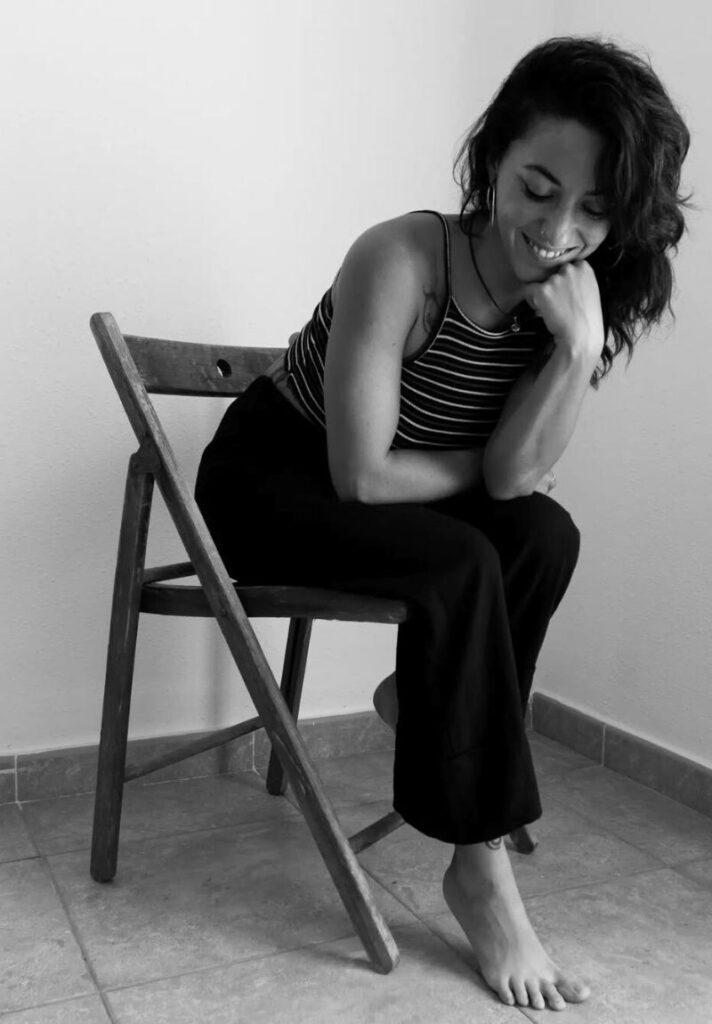 la fotógrafa Brenda diaz sentada en una silla sonriendo