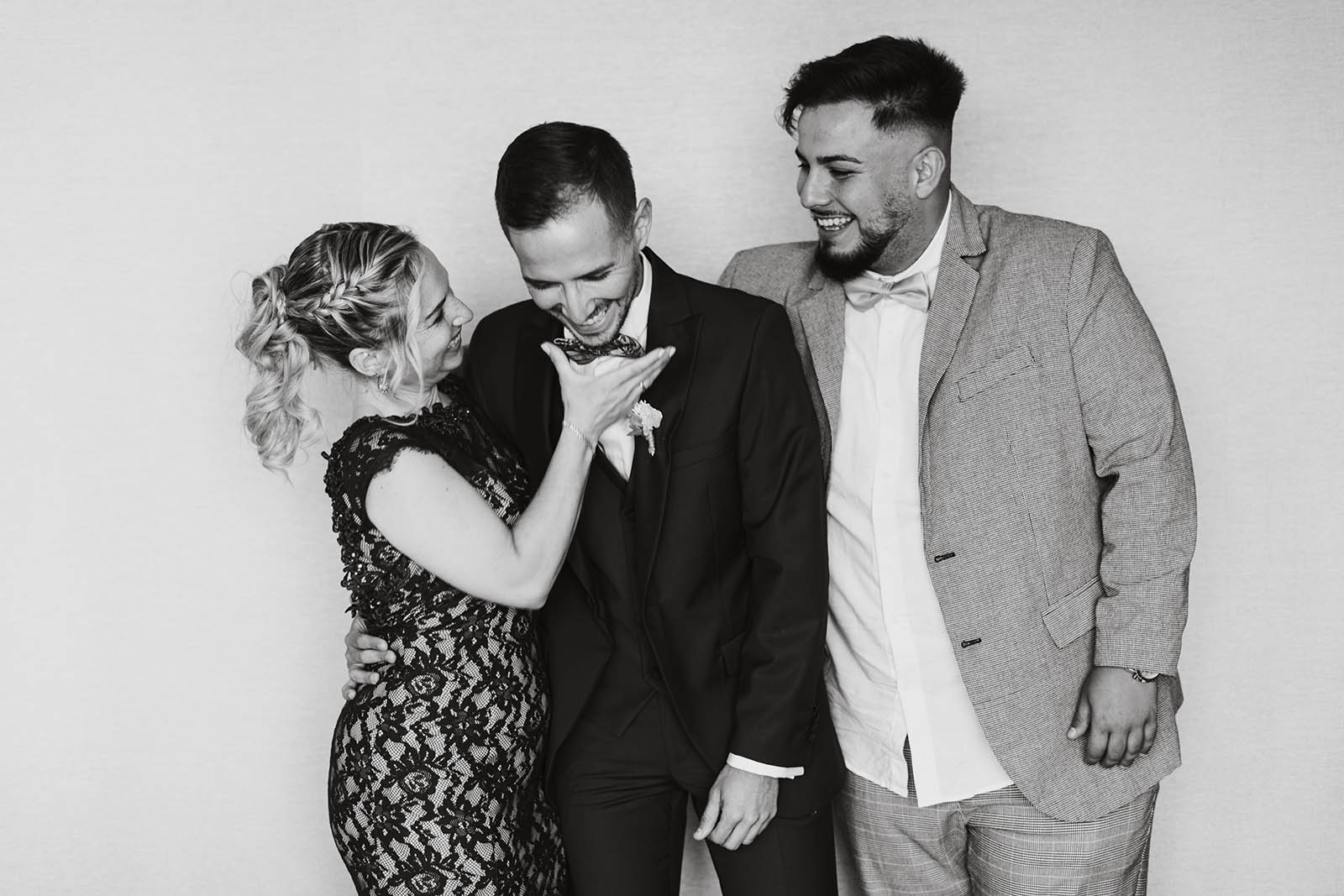 retrato documental boda, familia riéndose