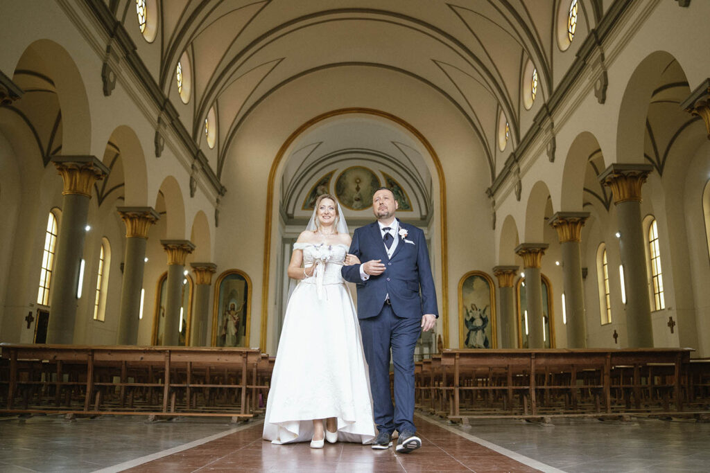 Novios caminando en su boda